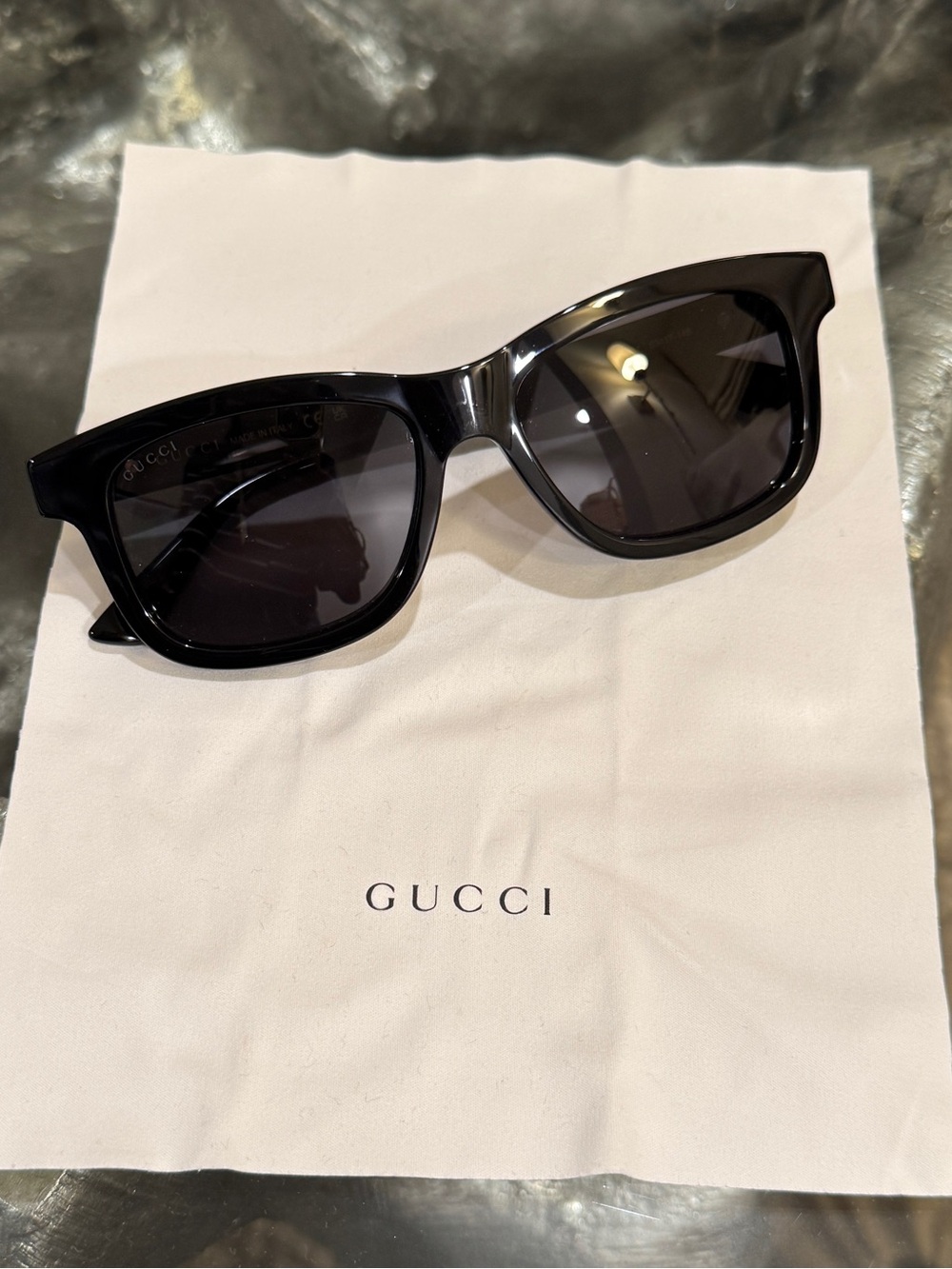 Gucci Glossy Black Sunglasses - New! Never worn! - Picture 4 of 10